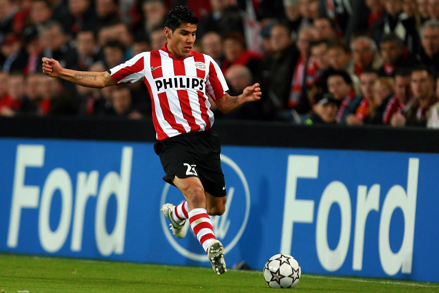 Carlos Salcido: Con los Granjeros ante el Liverpool el 12 de septiembre de 2006, juego que terminó 0-0. (Mexsport)