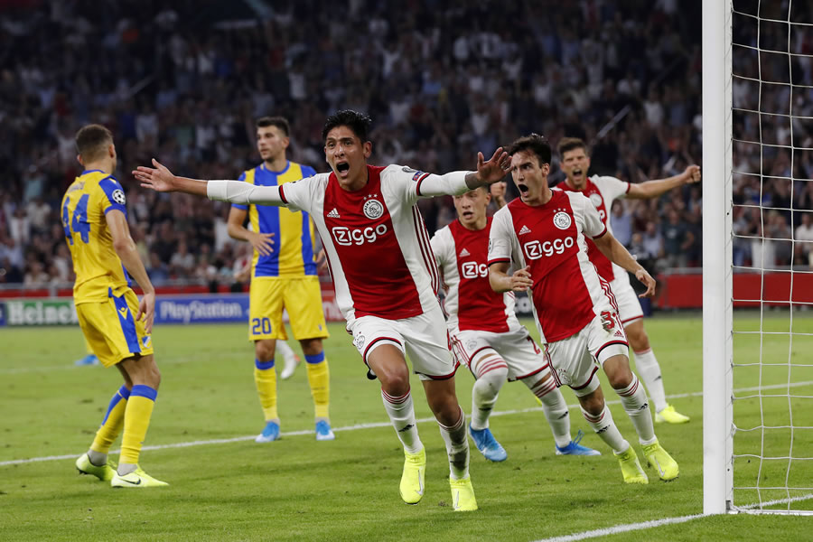 Edson Álvarez es el mexicano 27 en jugar en Champions y anotó en su debut.  (Foto: AFP)