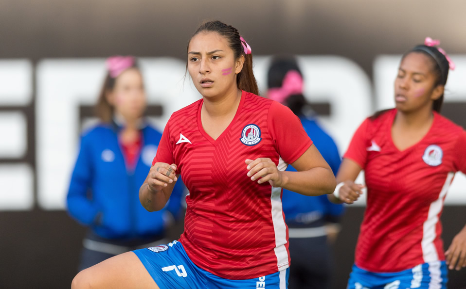 Las jugadoras de San Luis portaron un moño rosa en el cabello y dos franjas del mismo color en la cara. (Foto: @AtletiDeSLPFem)