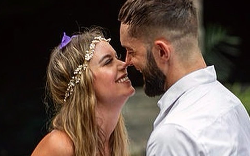 La feliz pareja tuvo una ceremonia muy intima. (Verolaguera)
