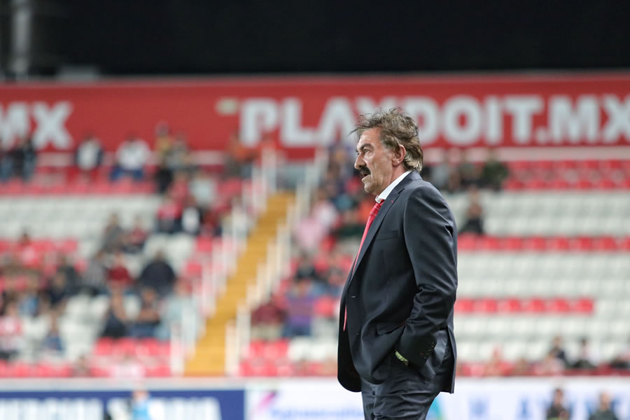 La Volpe tuvo que ajustar las piezas de su equipo.