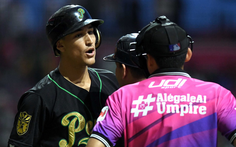 Nick Torres discutiendo con el umpire principal Alfredo Soto. (Foto: Enrique Gutiérrez)