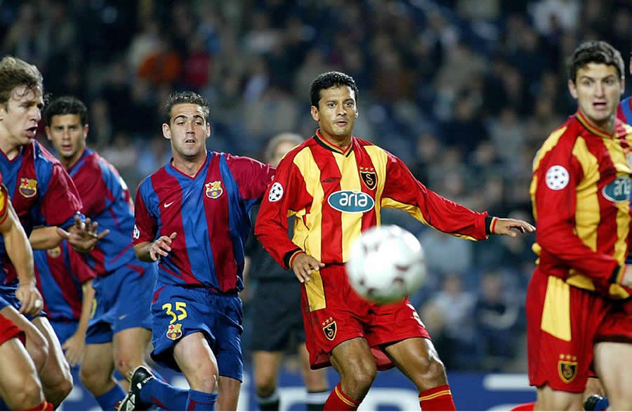 Sergio Almaguer: En su fugaz paso por Galatasaray jugó la Champions debutando contra Barcelona el 24 de septiembre de 2002. (Mexsport)