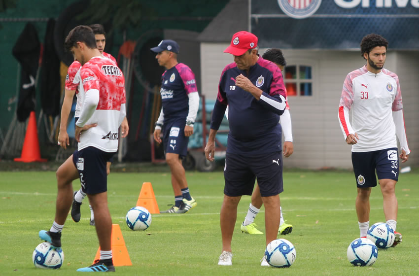 Los jugadores de Chivas respaldan a Tomás Boy. Imago7