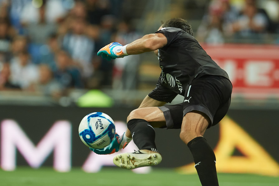 Marcelo Barovero voló. (Fotos: Imago 7 y Mexsport)