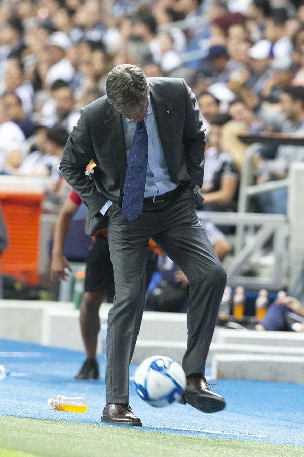 Míchel no puede con Pumas. (Fotos: Imago 7 y Mexsport)