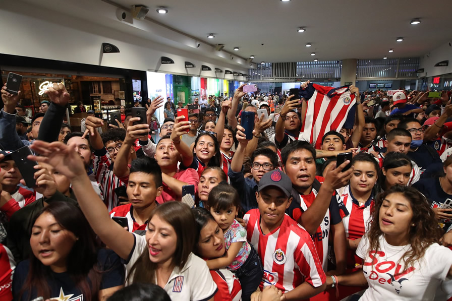 Casi 500 aficionados de Chivas se dieron cita en el Aeropuerto. (Foto: @Chivas)