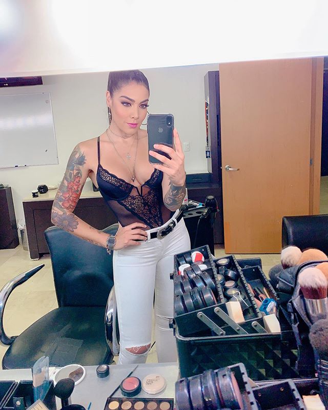 Erika Fernández, bella conductora de TV. (@ericaferca)