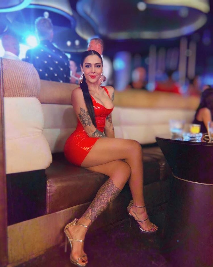 Erika Fernández, bella conductora de TV. (@ericaferca)
