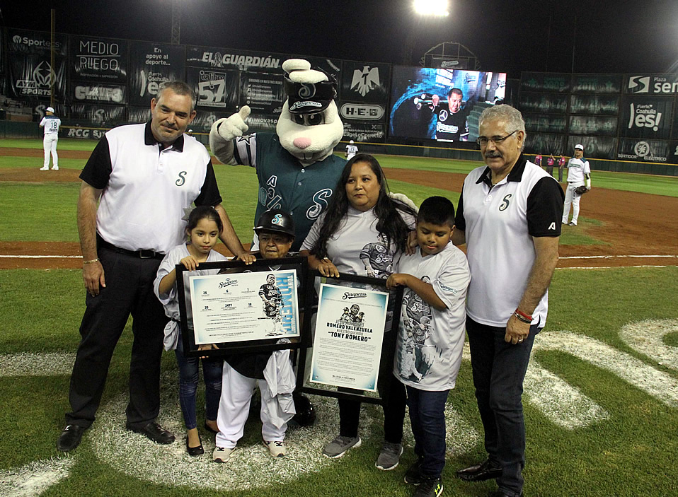 Homenaje a Tony Romero de parte de directiva de Saraperos de Saltillo