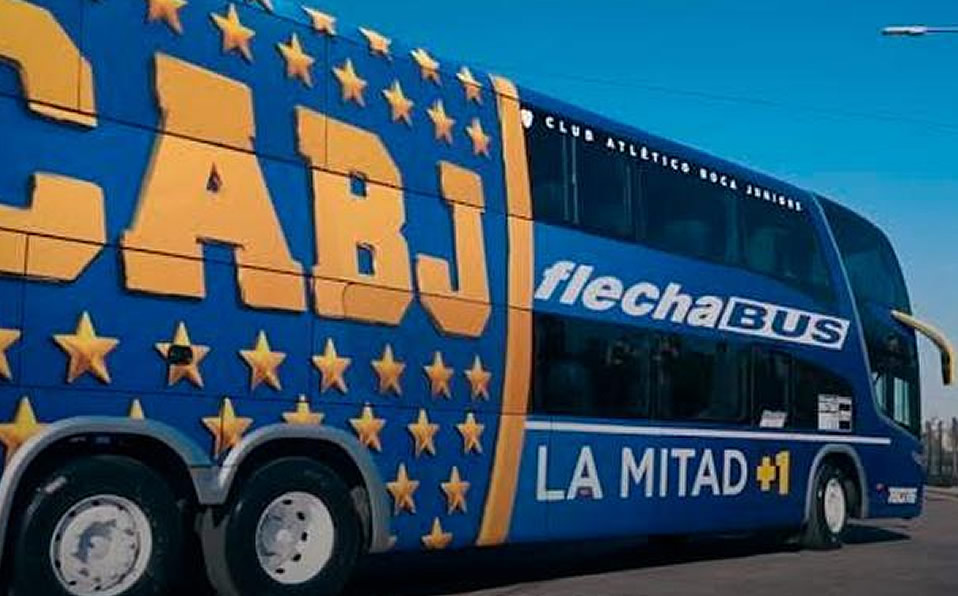 Los jugadores probaron el blindaje aventando cosas. (Boca web)