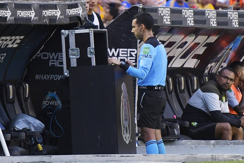 César Arturo Ramos recurrió al VAR en tres ocasiones (FOTO-: Imago7)