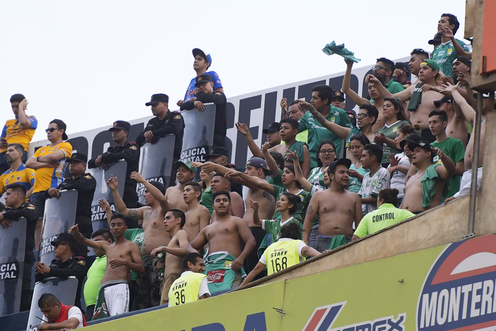 La fiel afición esmeralda en el volcán (FOTO: Imago7)