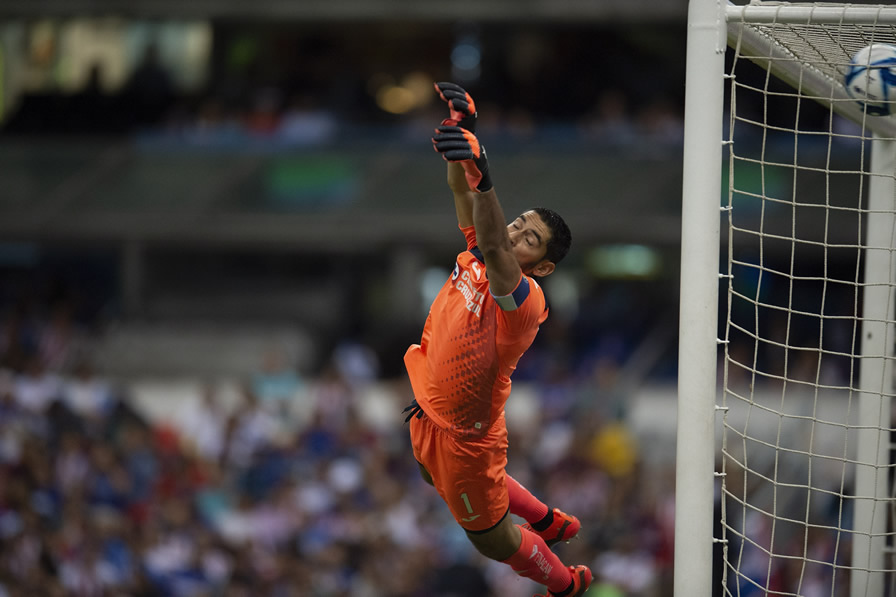 Jesús Corona no llegó al tiro de Ponce. (Fotos: Mexspor e Imago 7)