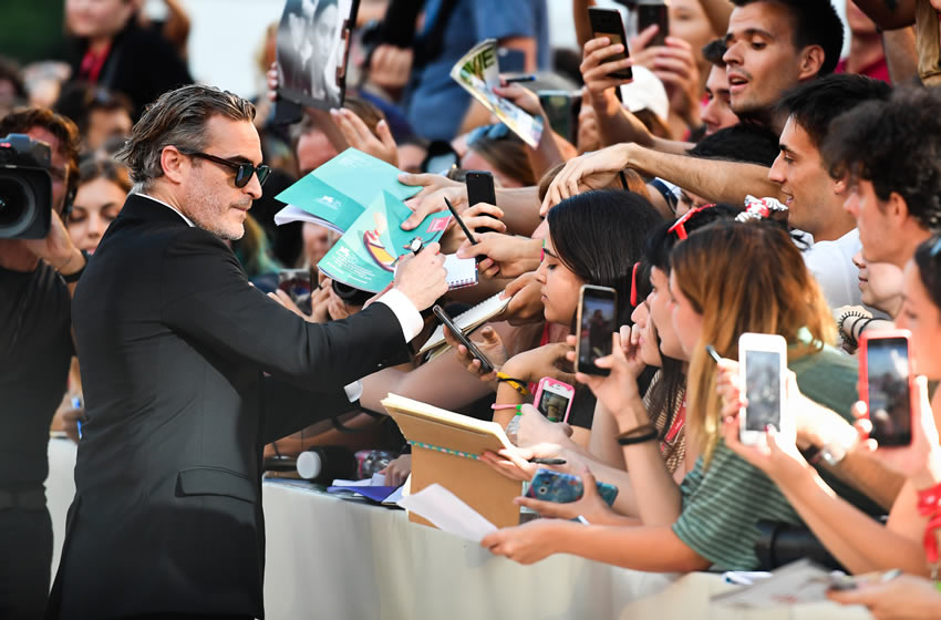 Joaquin Phoenix atiende a los fanáticos a su llegada al Festival de Venecia. Foto: AFP