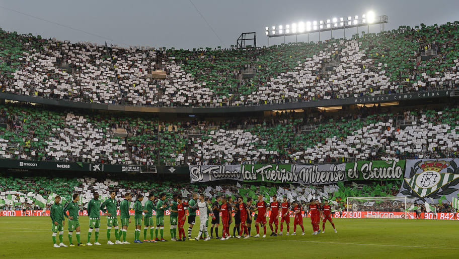 Juega el Derby sevillano en contra del Betis, partido considerado uno de los más intensos de la liga de España.