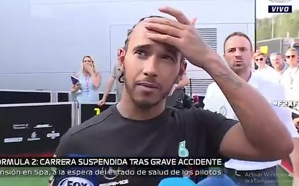 Lewis en el corralito de las entrevistas en la Fórmula 1. (Fox Sports)