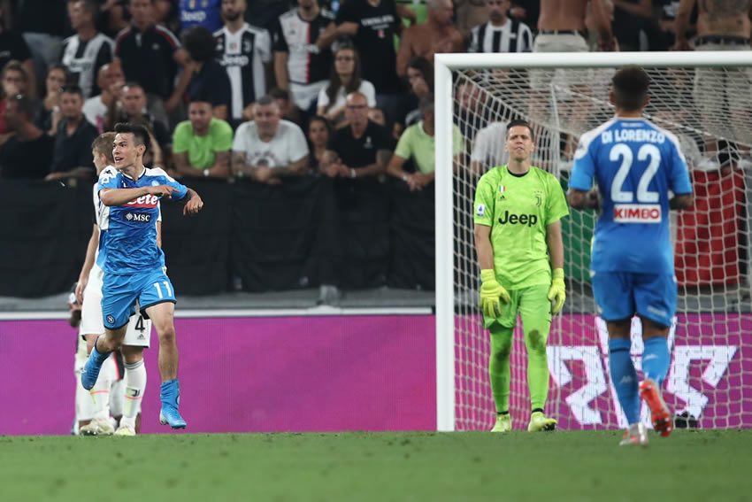 Lozano impulsó a sus compañeros a ir por más goles. Foto: AFP
