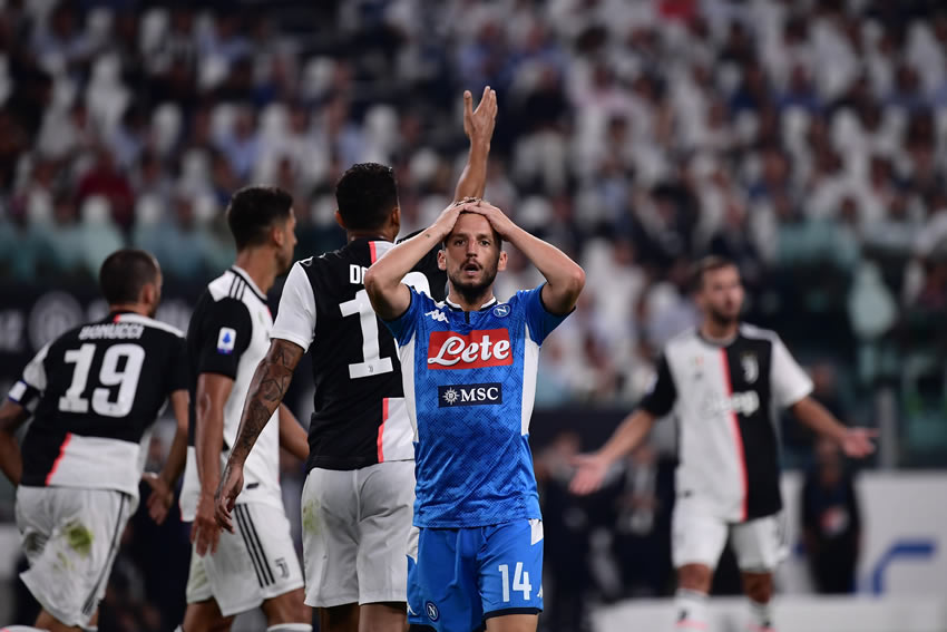 Mertens no podía creer que cayera el autogol. Foto: AFP