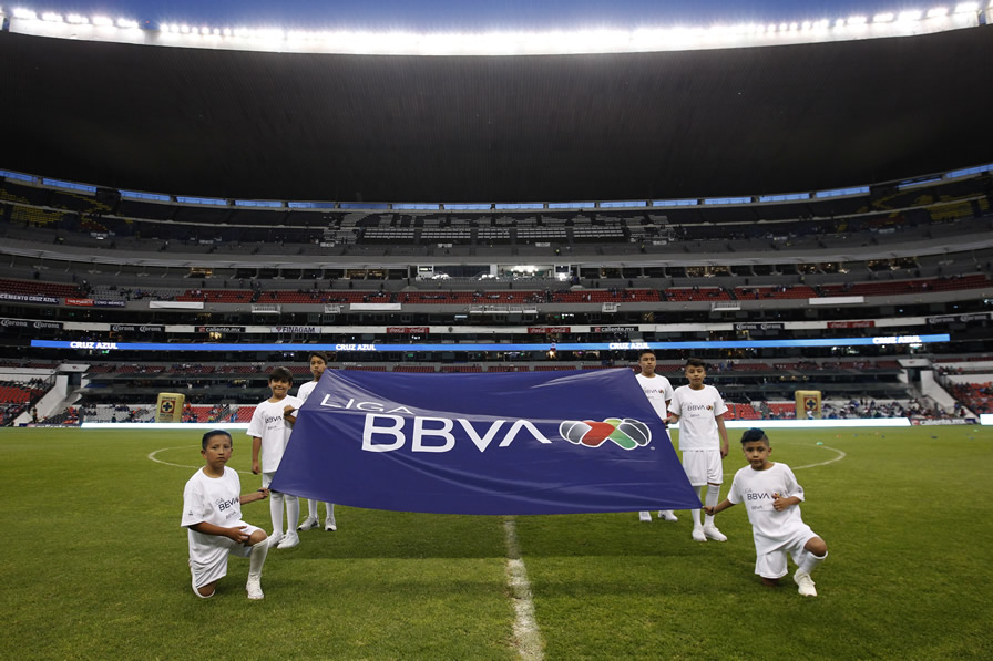 Pobre entrada en el Azteca para un juego entre grandes. (Fotos: Mexspor e Imago 7)