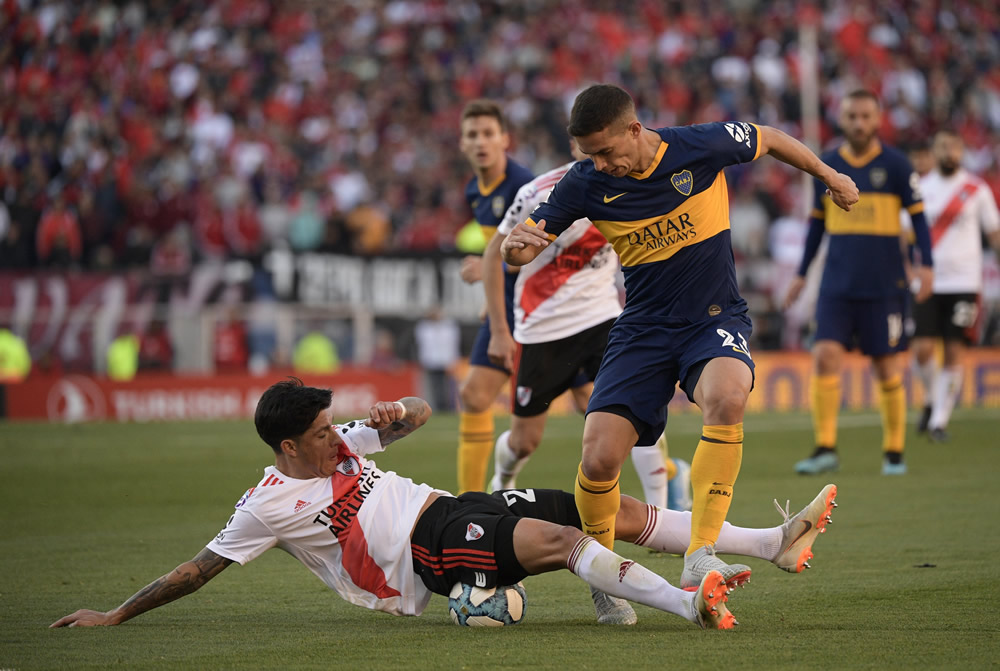 Así se pelea el balón en un Superclásico (FOTO: AFP)