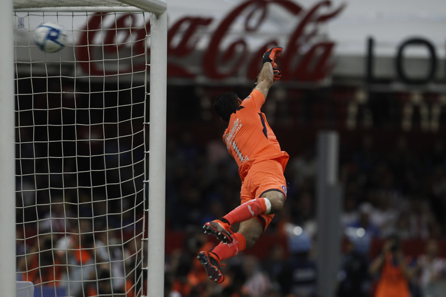 Corona no pudo alcanzar el balón. (Foto: Imago 7)