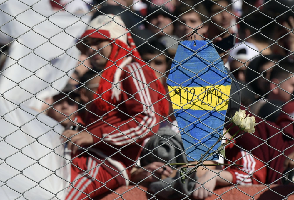 Las famosas cargadas al odiado rival no faltaron (FOTO: AFP)