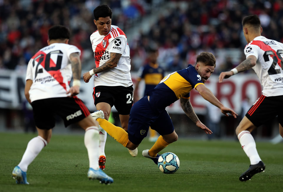Intenso el juego en el Monumental (FOTO: AFP)