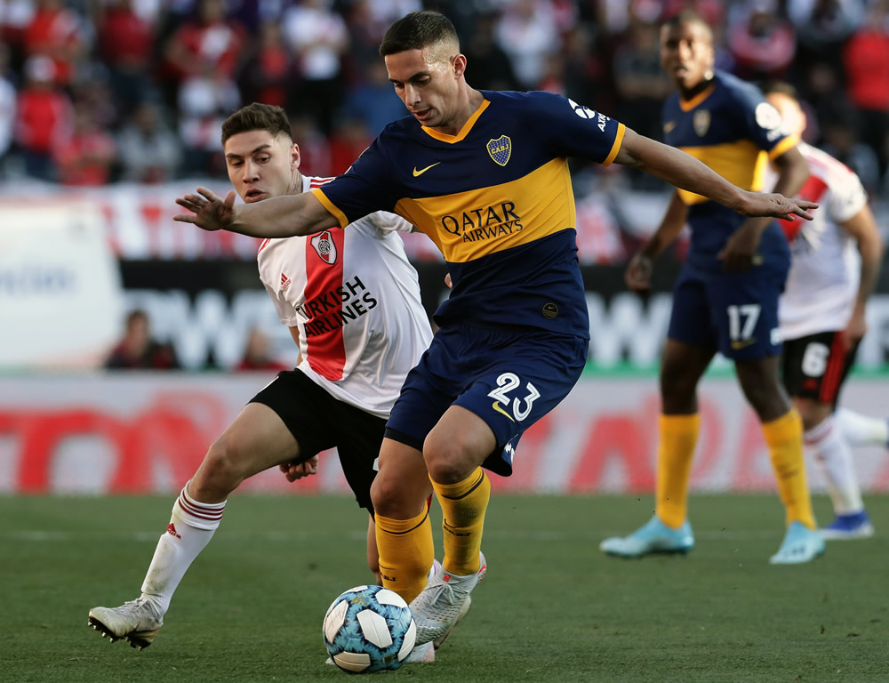 Iván Marcone y Montiel luchando por el balón (FOTO: AFP)