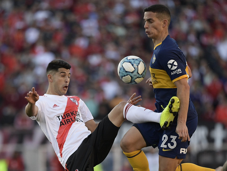 Peleado pero poco espectacular el clásico (FOTO: AFP)