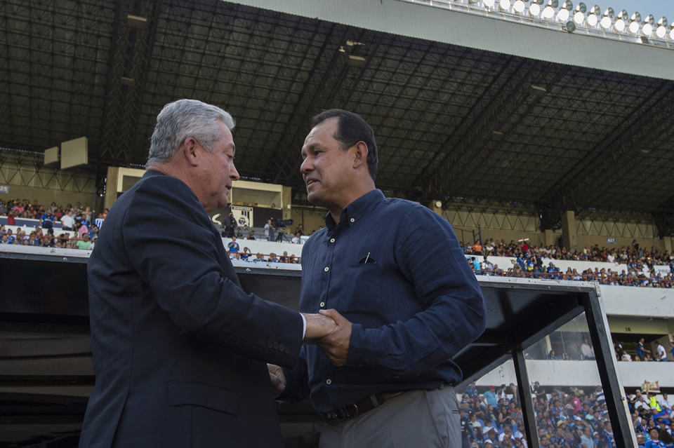 Vucetich y Reynoso se saludaron previo al juego (FOTO: Imago7)