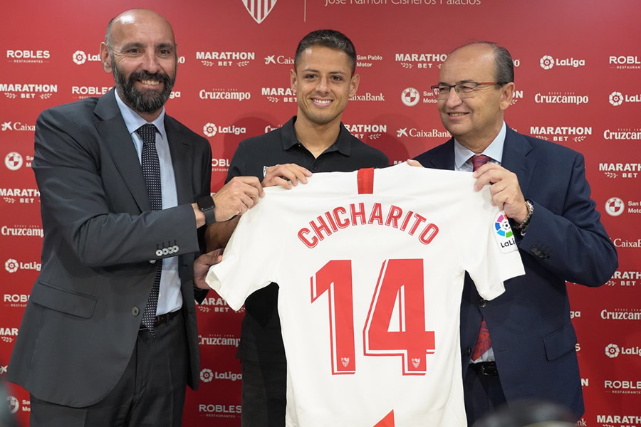 Chicharito lució sonriente durante su presentación. (Foto: @SevillaFC)