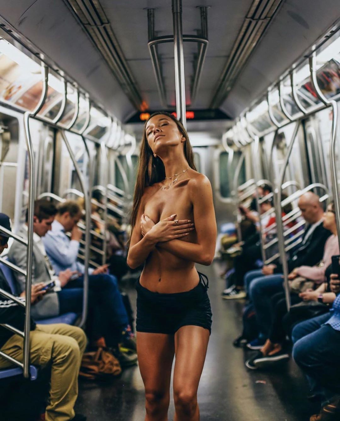 Carlota Enseñat, la belleza que enamora en las playas del mundo. Sus mejores fotos en El Lado Bello de Instagram.