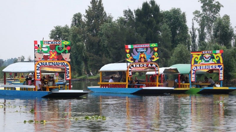 Las trajineras son un punto de reunión y fiesta en la Ciudad de México. Foto: @GlobalNMexico