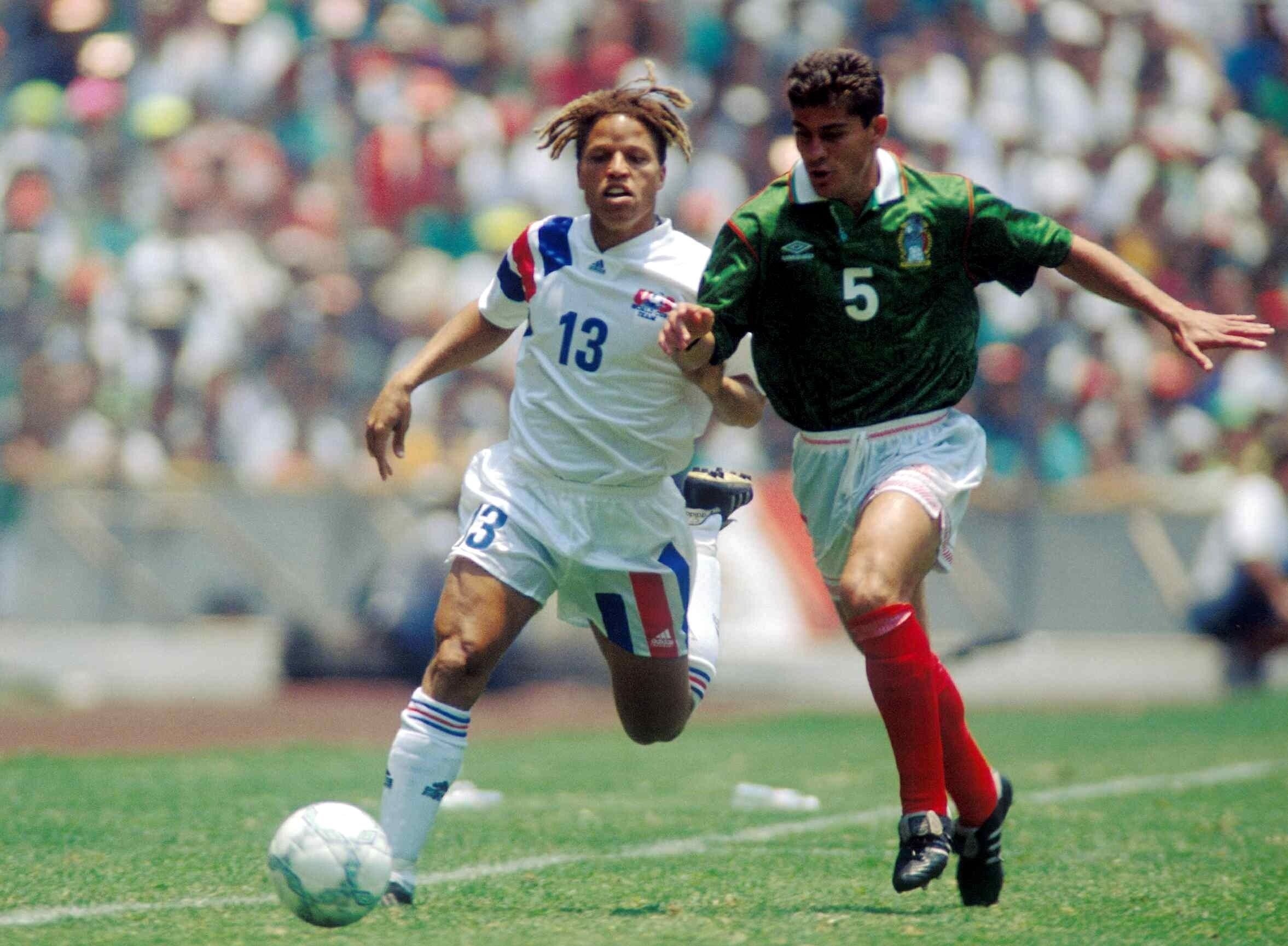 Cobi Jones y Ramón Ramírez, dos históricos de este intenso duelo.