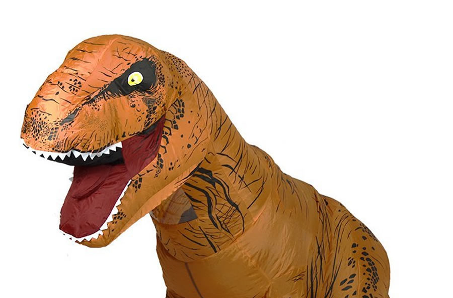 El disfraz de T-Rex inflable fue el elegido por la Dama de Honor.