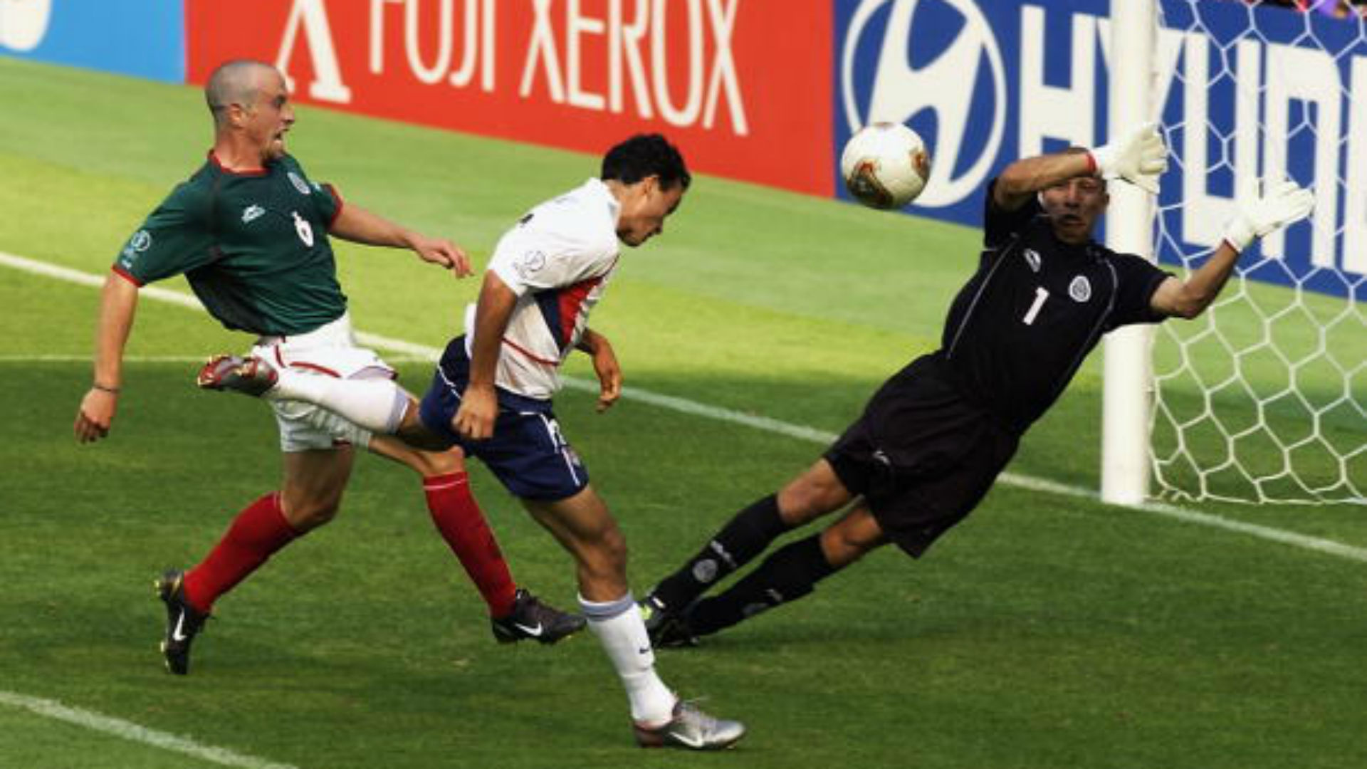 Landon Donovan y su remate con el que dejó fuera a México del Mundial de Corea-Japón 2002.  Fue el partido de la vergüenza.