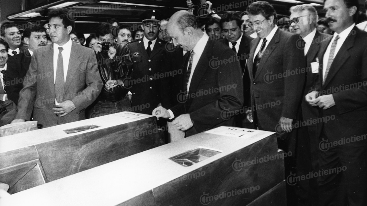 Carlos Salinas de Gortari inauguró la Línea 8 el 20 de julio de 1994. (Fototeca MILENIO)