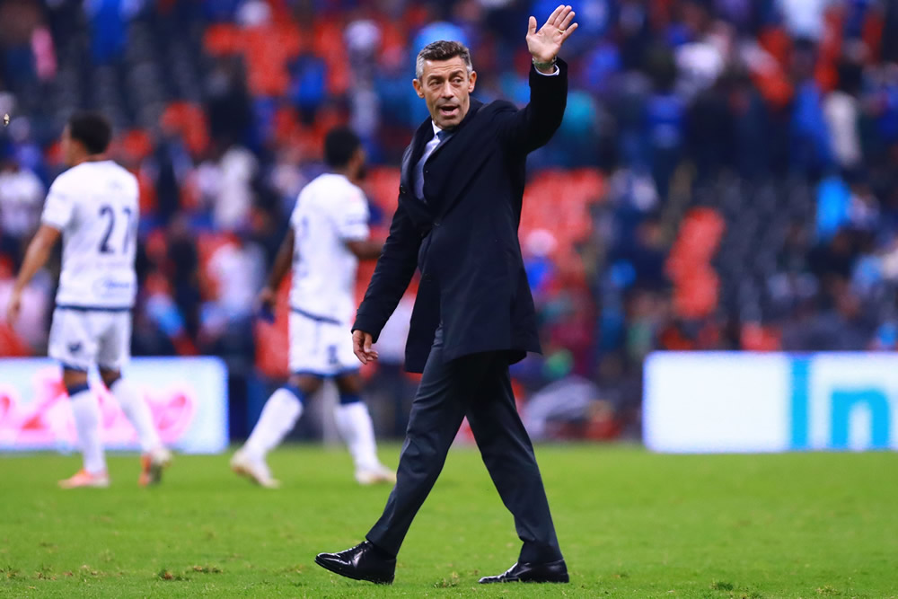 Tras ganar una Copa y una Supercopa MX, Pedro Caixinha fue cortado de Cruz Azul tras la Fecha 8. (Imago7)