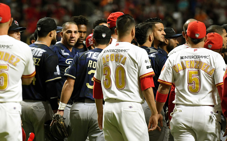 De inmediato, los bullpens y casetas se vaciaron para evitar que el conflicto pasara a mayores. (Foto: Enrique Gutiérrez)