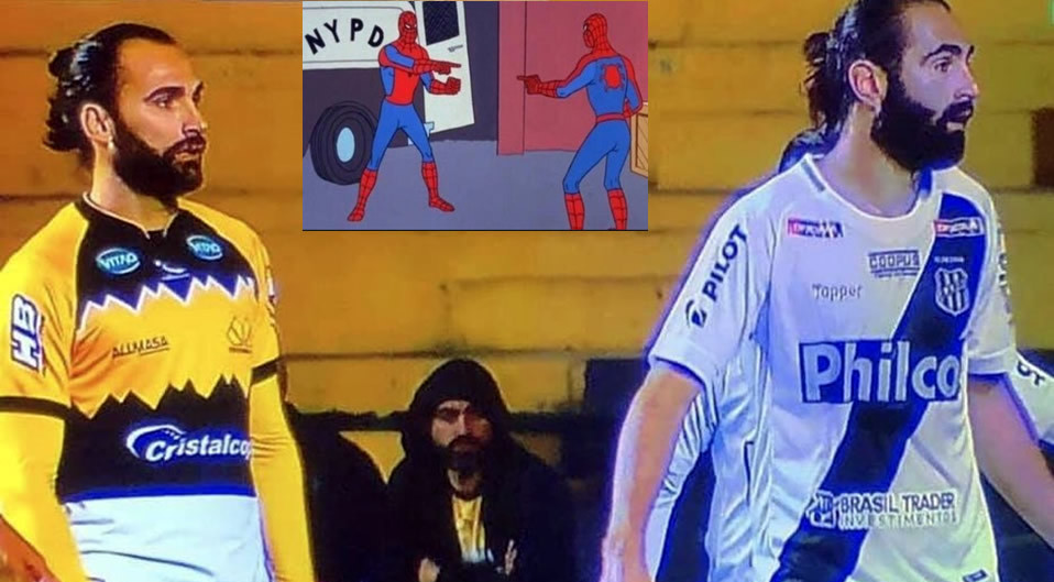 Leo Gamalho y Renan Fonseca, junto al aficionado, que hacen realidad el meme de SpiderMan. (@EnUnaBaldosa)