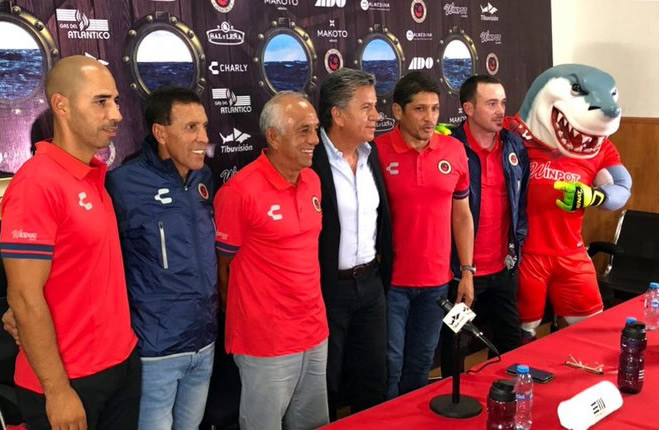 Raúl Arias presentó a Enrique López Zarza y a los integrantes de su cuerpo técnico. (Foto: Pressport)