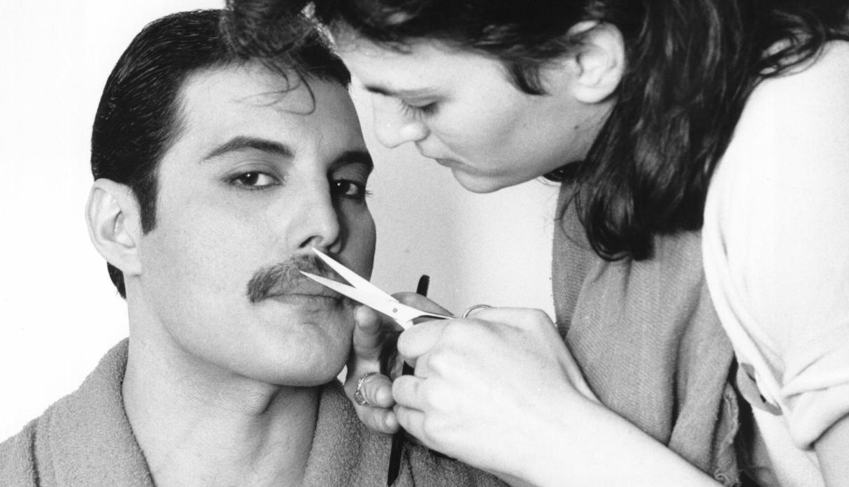 Las imágenes más impactantes de Freddie Mercury, el hechicero que encantaba con su voz