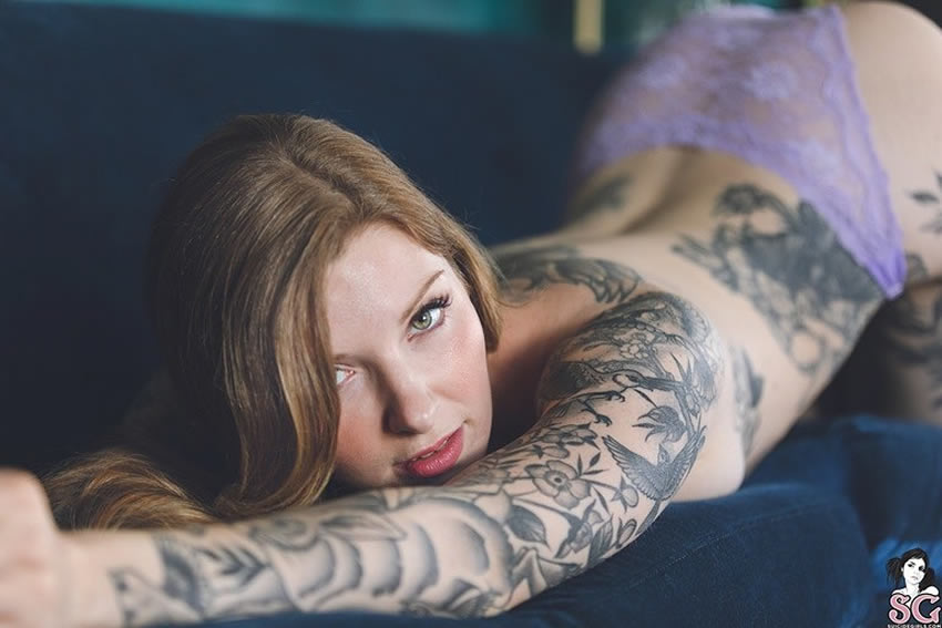 El negro de la tinta contrasta en la piel blanca de Penelope Archer. Foto: @thepennyarcher