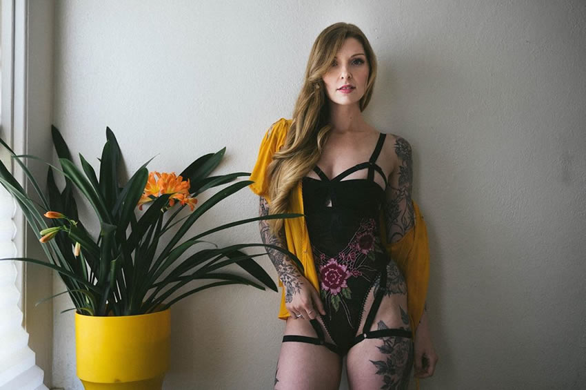 El negro de la tinta contrasta en la piel blanca de Penelope Archer. Foto: @thepennyarcher