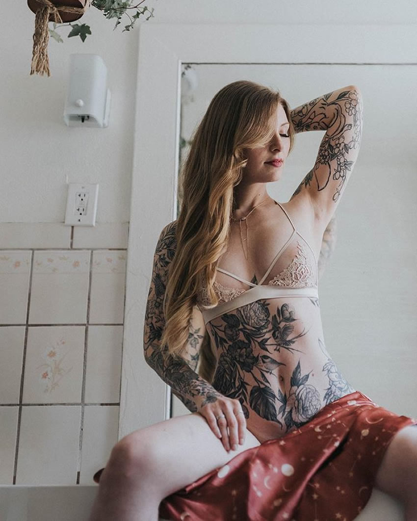 El negro de la tinta contrasta en la piel blanca de Penelope Archer. Foto: @thepennyarcher