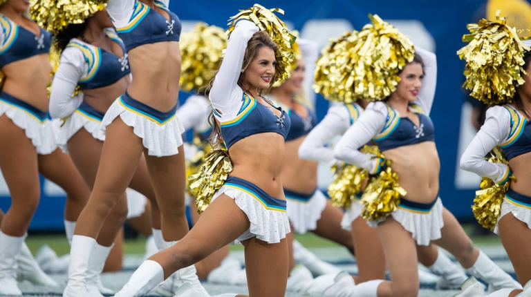 ¡La NFL está de regreso! La Temporada del Siglo no podría estar completa sin las más bellas porristas.