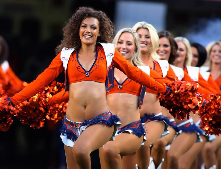¡La NFL está de regreso! La Temporada del Siglo no podría estar completa sin las más bellas porristas.