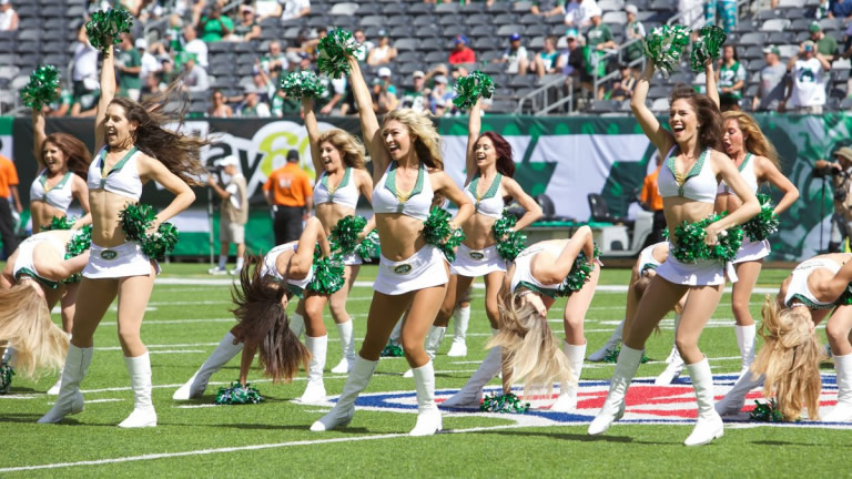 ¡La NFL está de regreso! La Temporada del Siglo no podría estar completa sin las más bellas porristas.