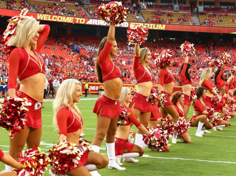 ¡La NFL está de regreso! La Temporada del Siglo no podría estar completa sin las más bellas porristas.